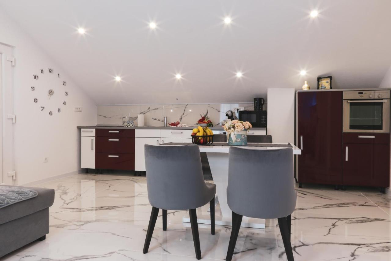 Luxury Apartment Megy Otočac Extérieur photo