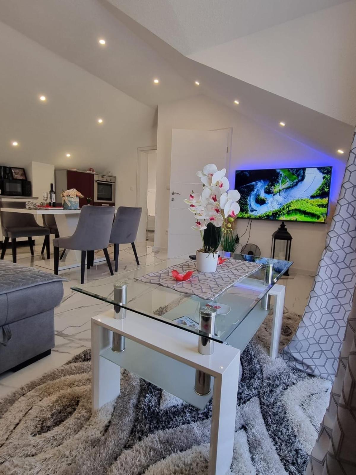 Luxury Apartment Megy Otočac Extérieur photo