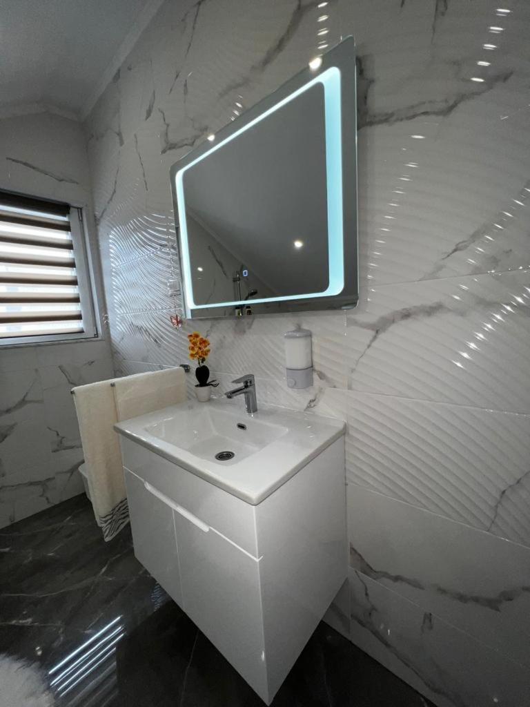 Luxury Apartment Megy Otočac Extérieur photo