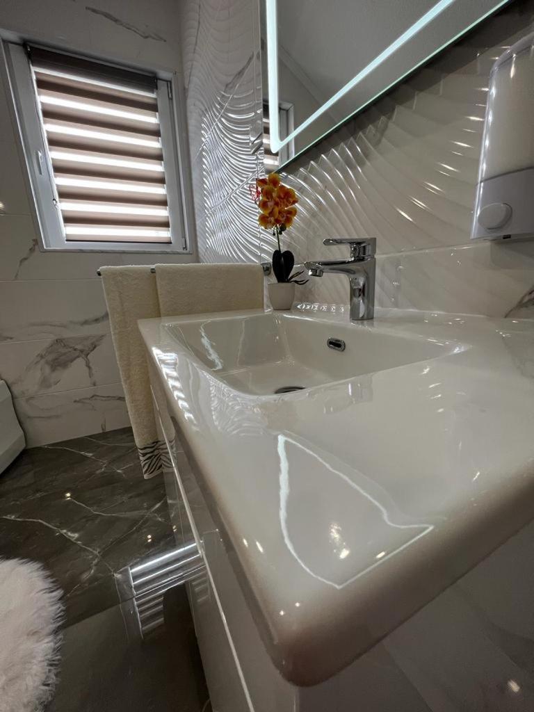 Luxury Apartment Megy Otočac Extérieur photo