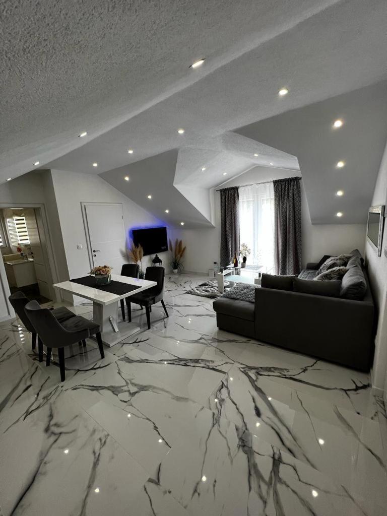 Luxury Apartment Megy Otočac Extérieur photo